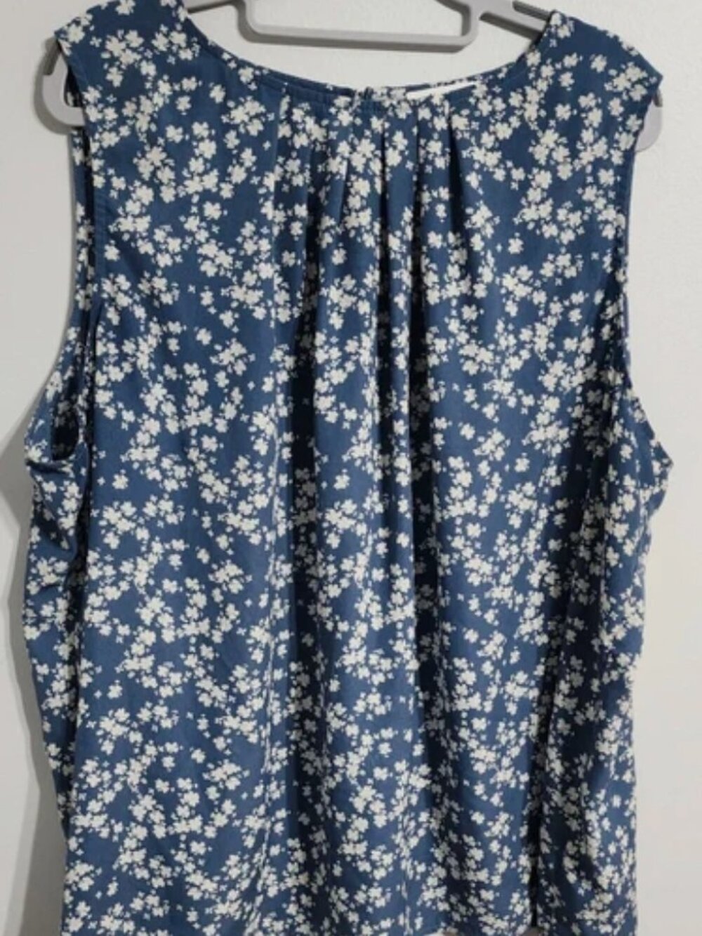 "Monday Fun" brand 3X Sleeveless Blue Floral Top